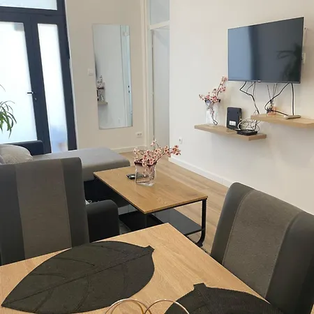 Apartment Two Bedroom N Split