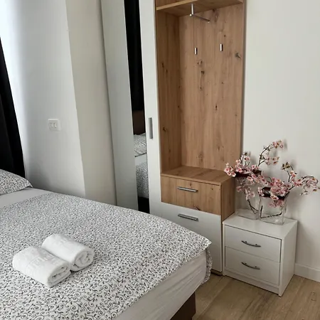 Apartment Two Bedroom N Split